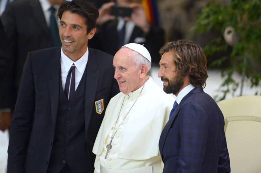 Buffon, rappresentante della nostra Nazionale, con il Papa e Andrea Pirlo. Afp 